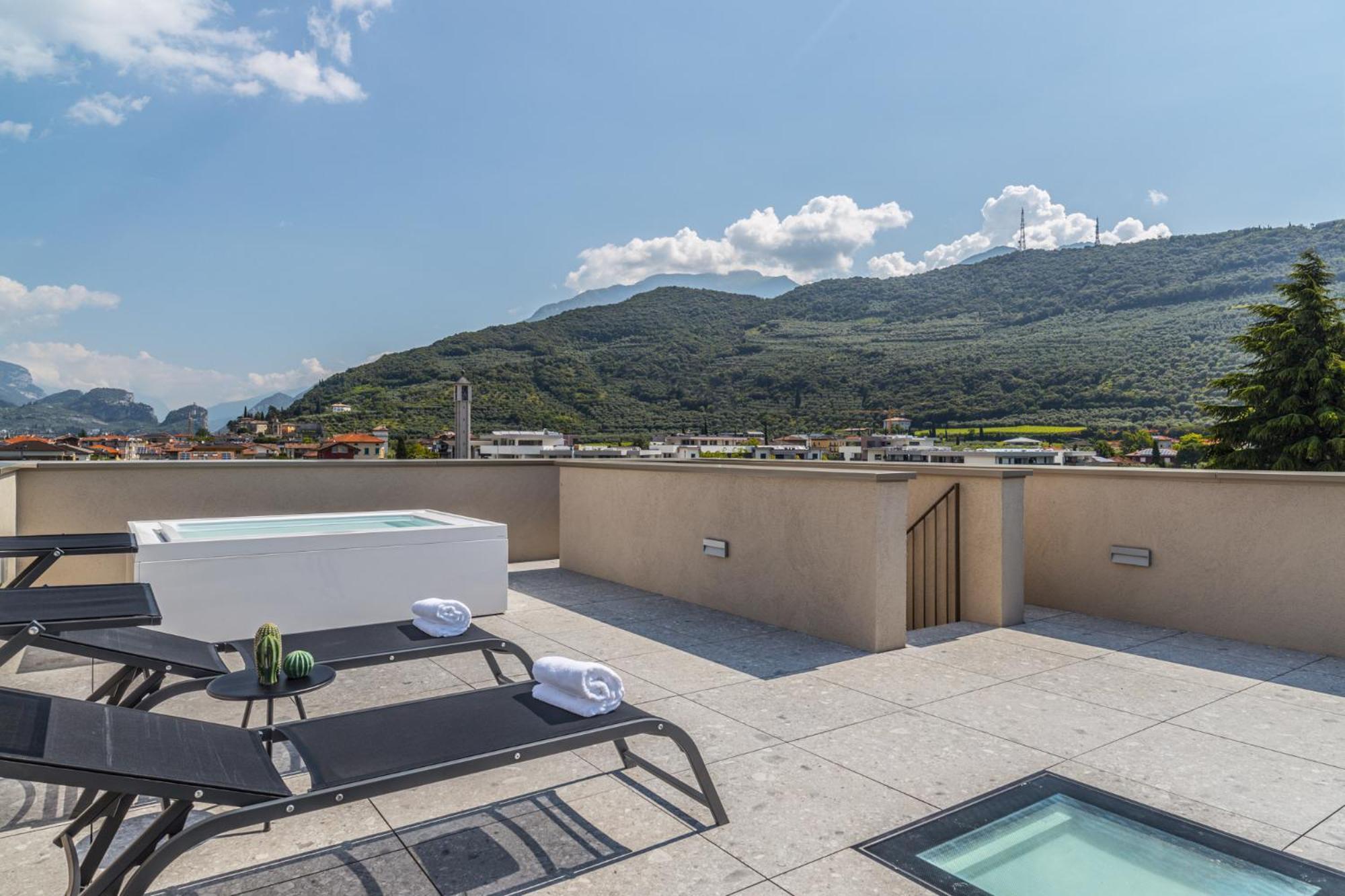 Essence - Charming Suites Riva del Garda Room photo